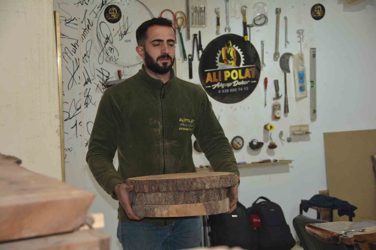 Ceviz ağaçlarının parçalarını süs eşyasına dönüştürüyorlar