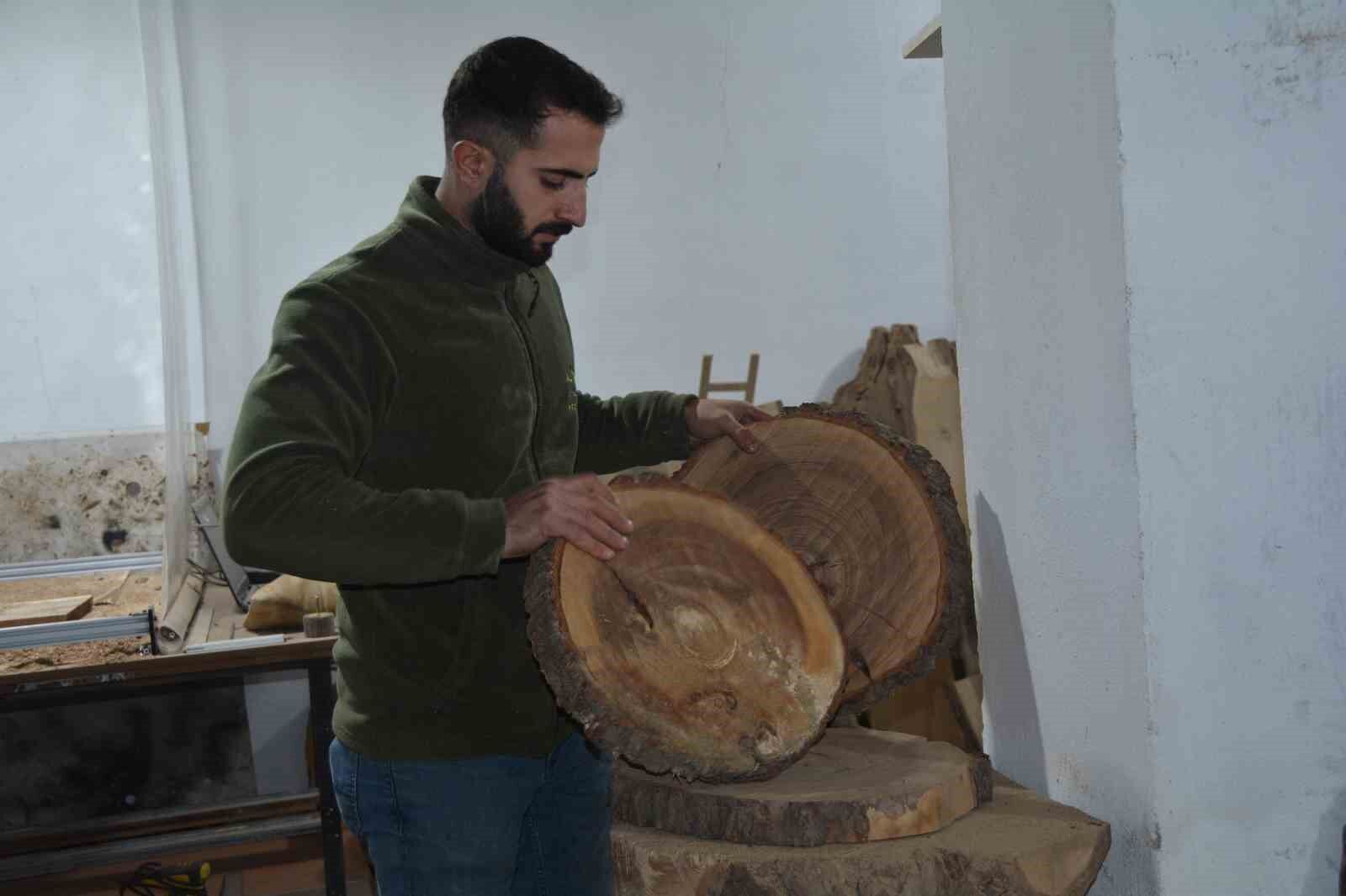 Ceviz ağaçlarının parçalarını süs eşyasına dönüştürüyorlar