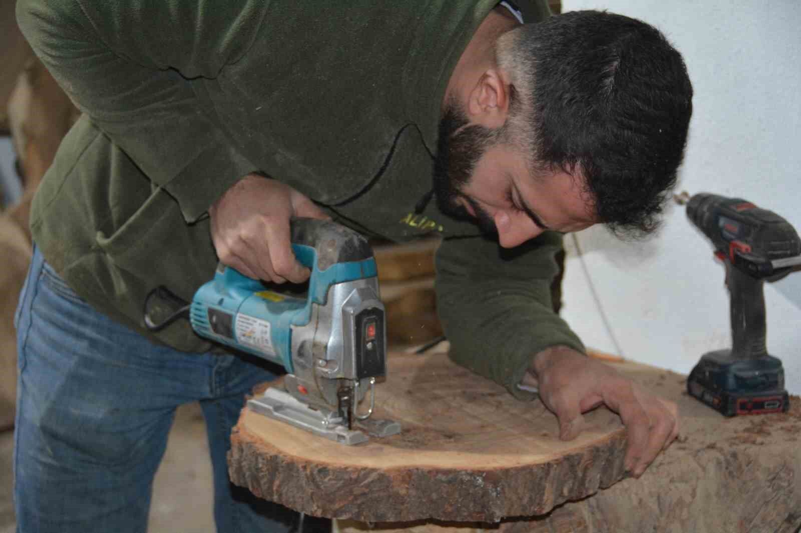 Ceviz ağaçlarının parçalarını süs eşyasına dönüştürüyorlar