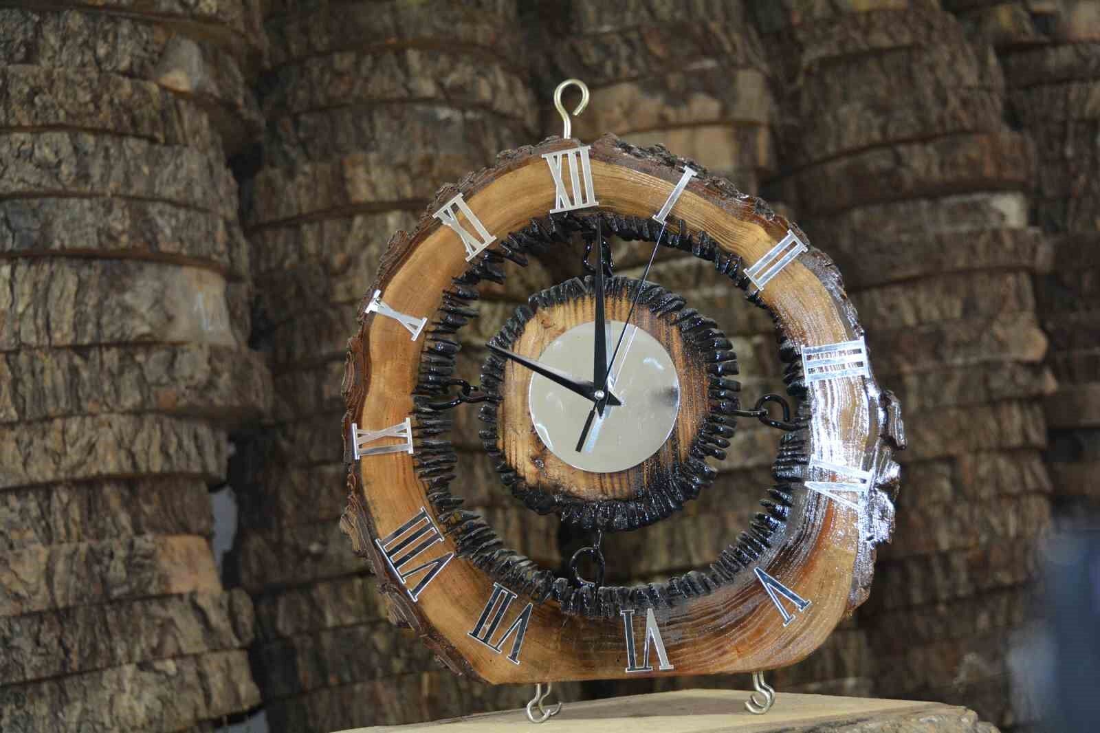 Ceviz ağaçlarının parçalarını süs eşyasına dönüştürüyorlar