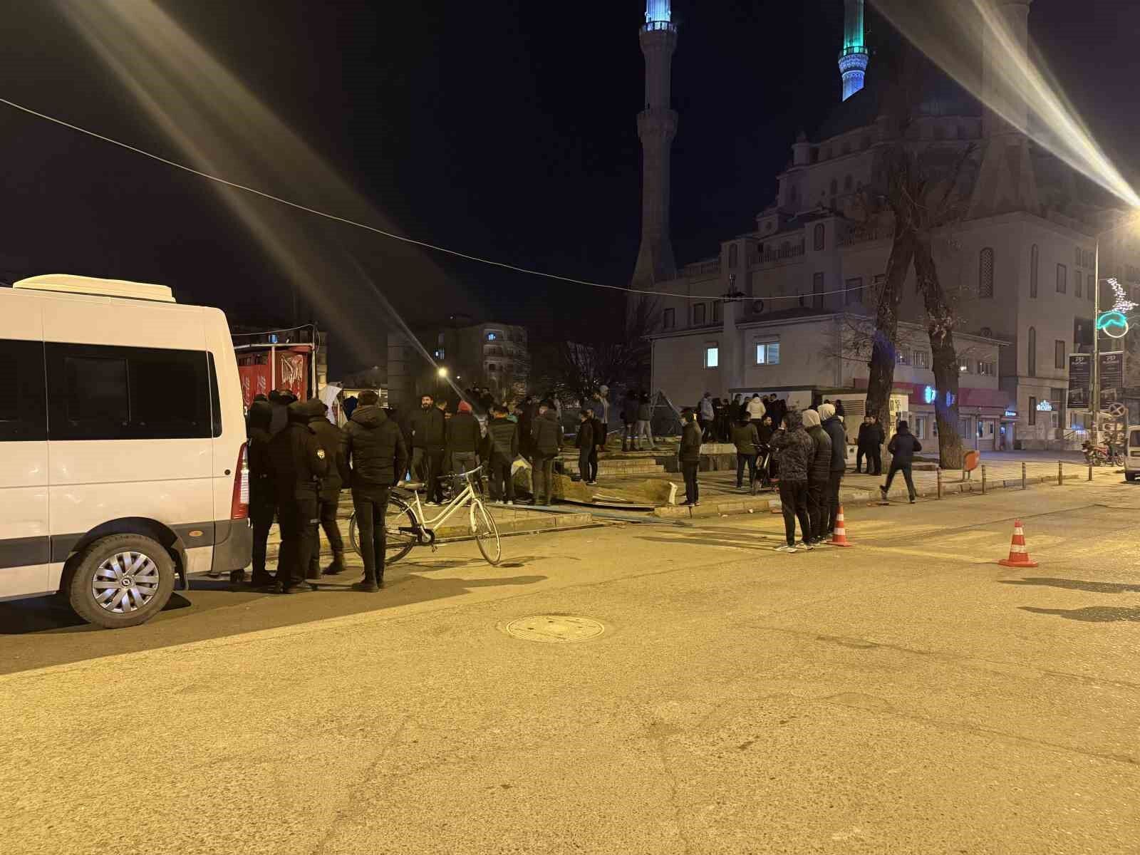 Esnafın dükkanını başlarına yıktılar