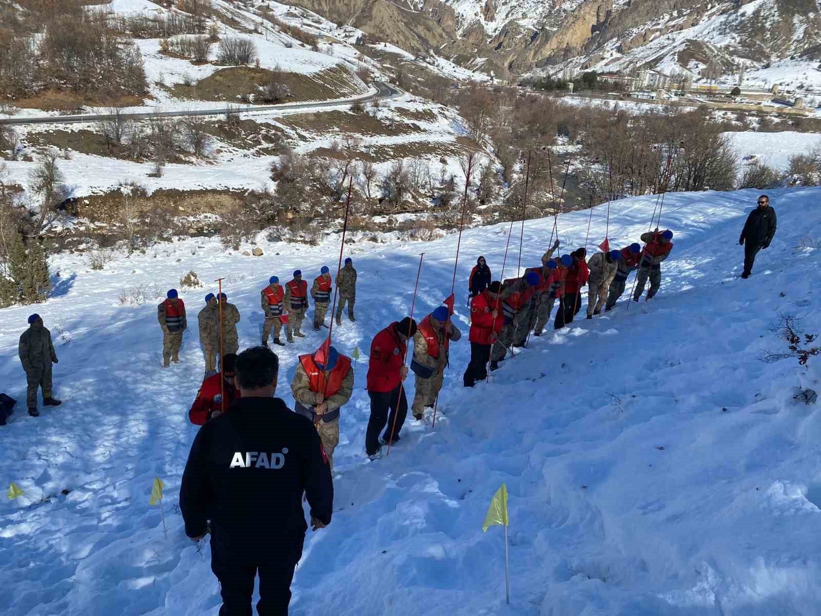 Tunceli’de jandarmaya çığda arama kurtarma eğitimi verildi