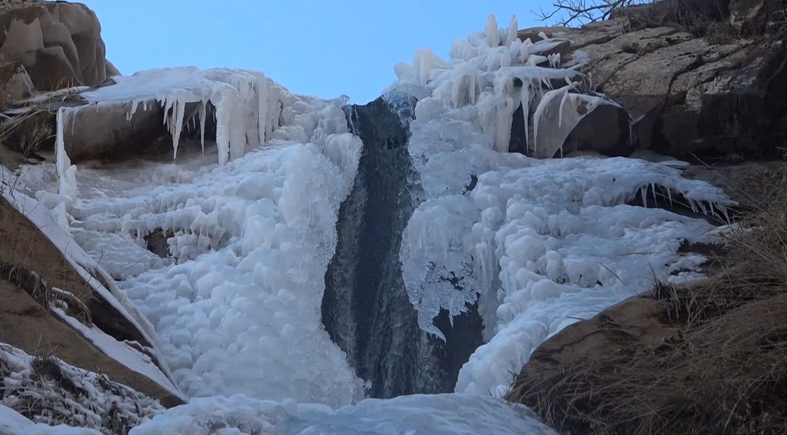 Derecik Şelalesi’nde metrelerce uzunlukta buz sarkıtları oluştu