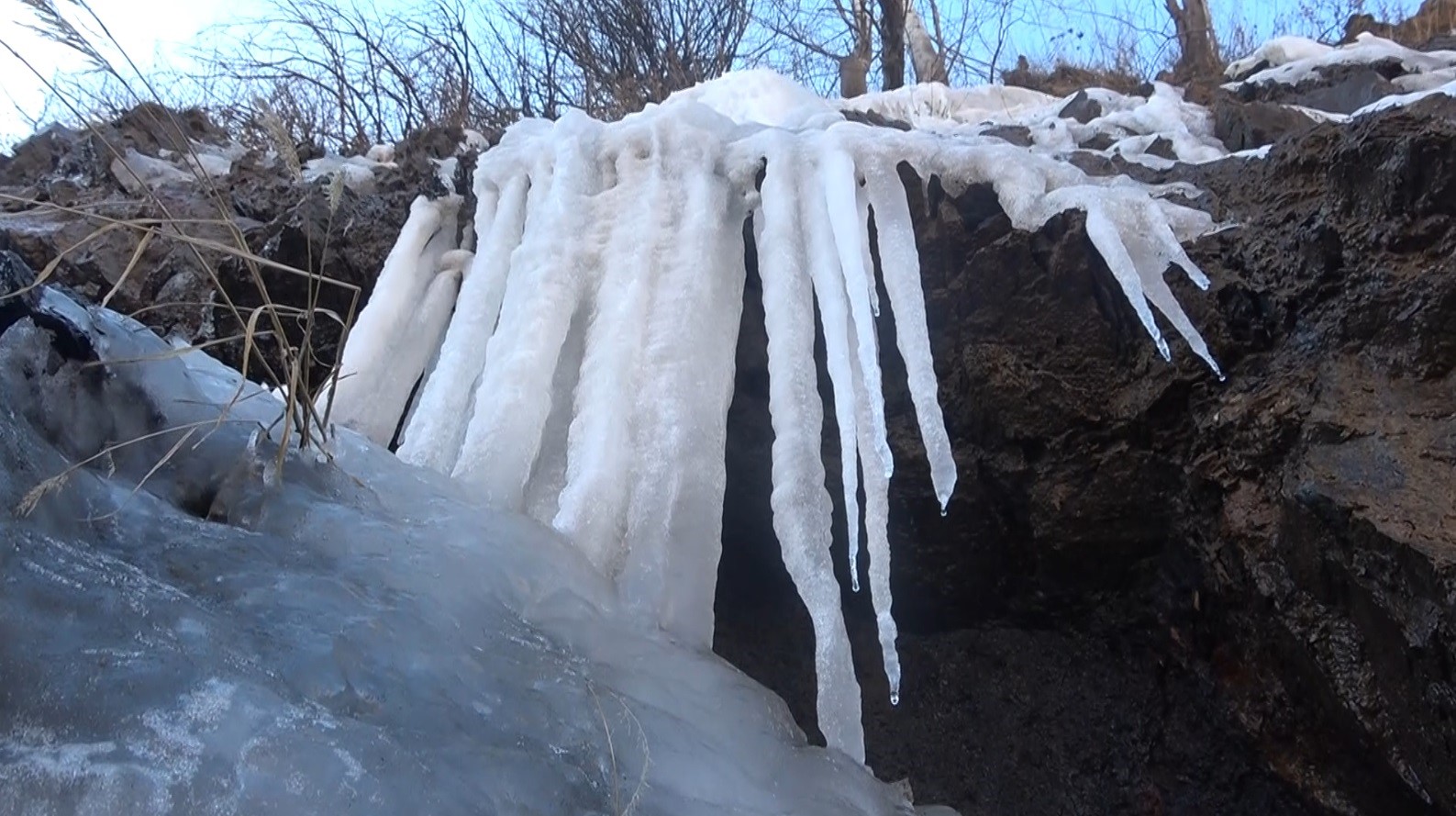 Derecik Şelalesi’nde metrelerce uzunlukta buz sarkıtları oluştu
