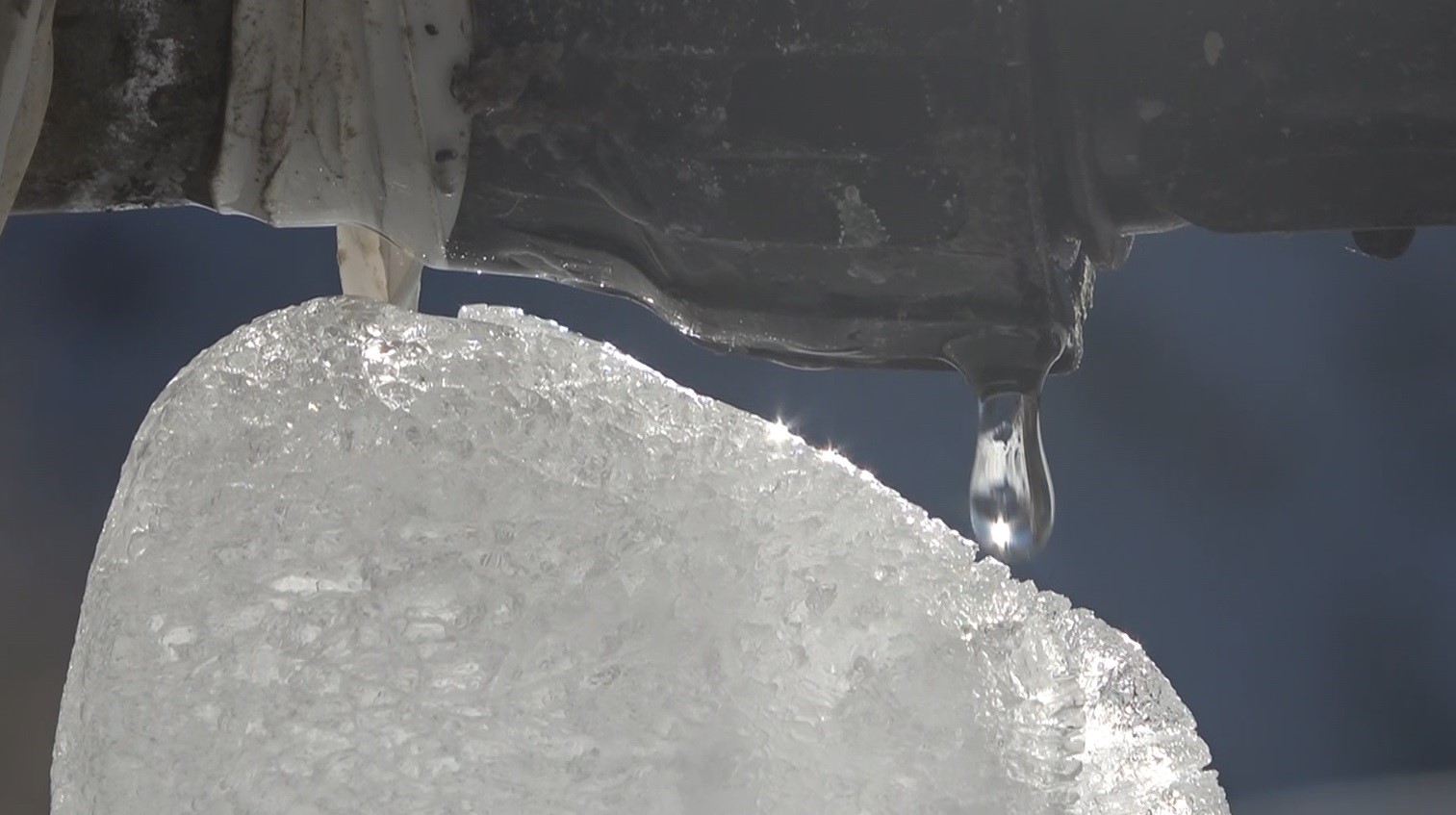 Derecik Şelalesi’nde metrelerce uzunlukta buz sarkıtları oluştu