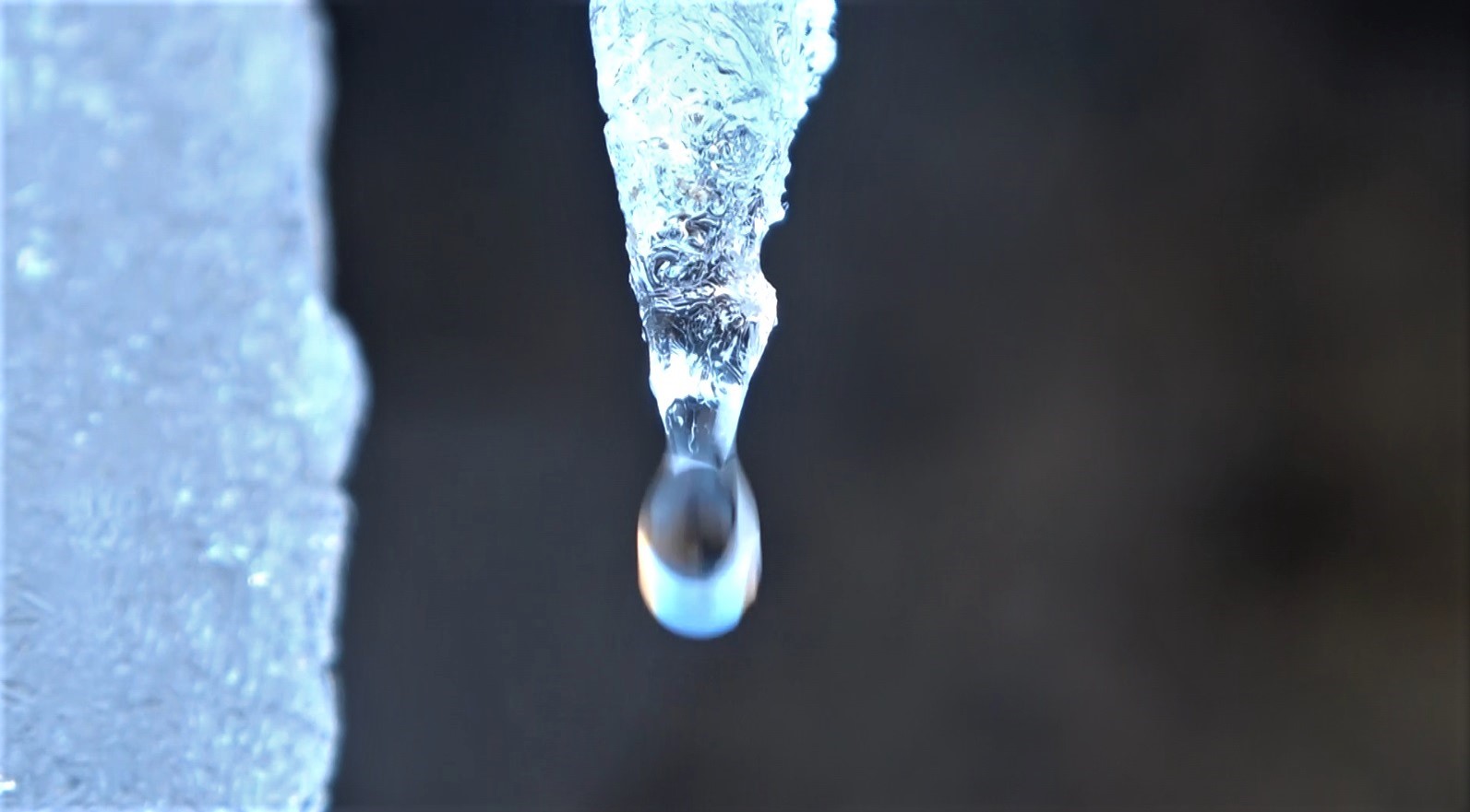 Derecik Şelalesi’nde metrelerce uzunlukta buz sarkıtları oluştu