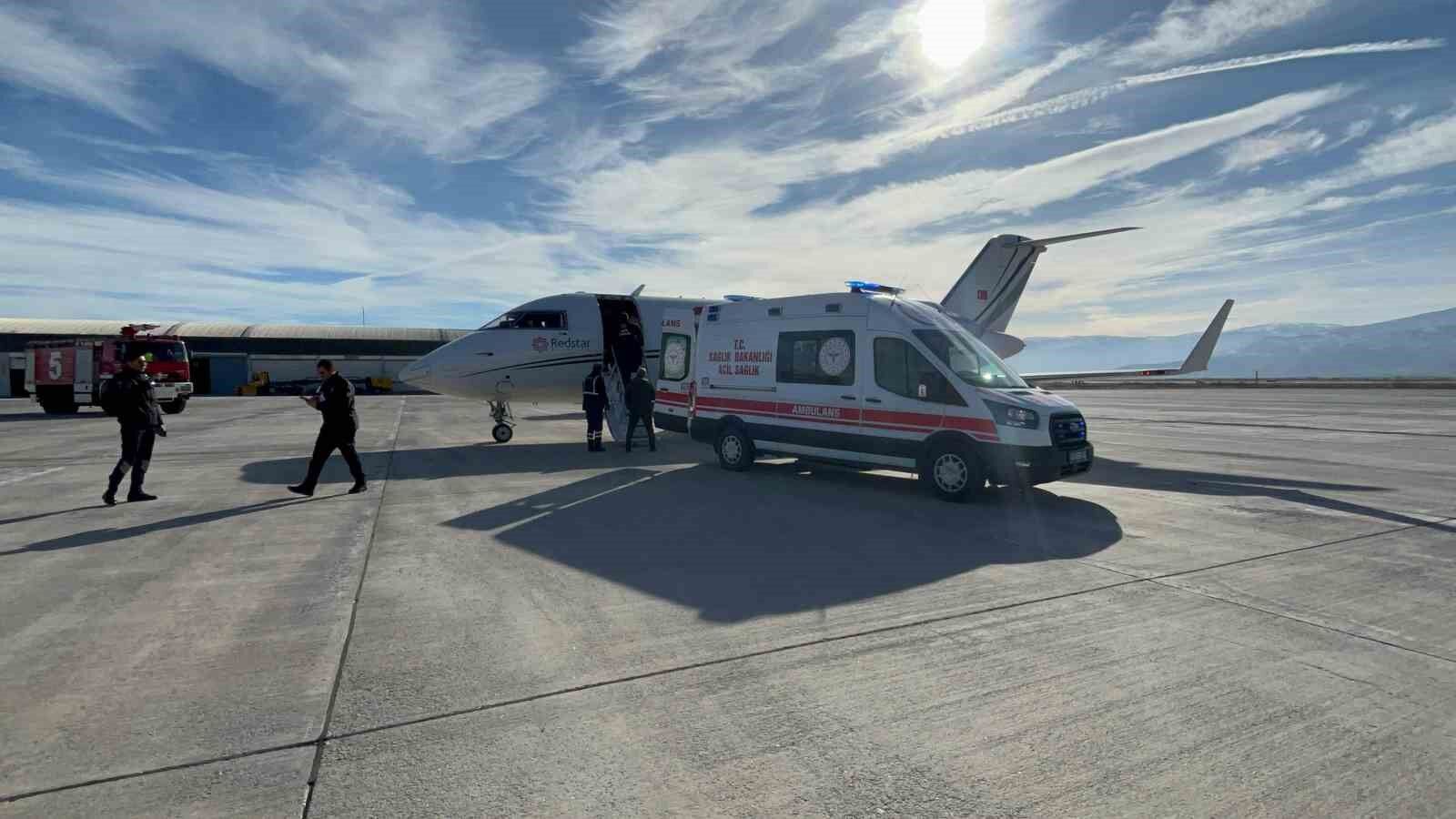 Muş’ta kalp rahatsızlığı olan bebek için ambulans uçak havalandı
