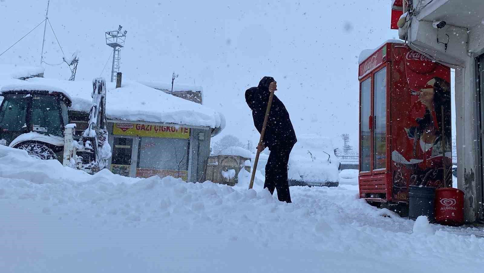 Kar, bir ilçenin tüm köy yollarını ulaşıma kapattı