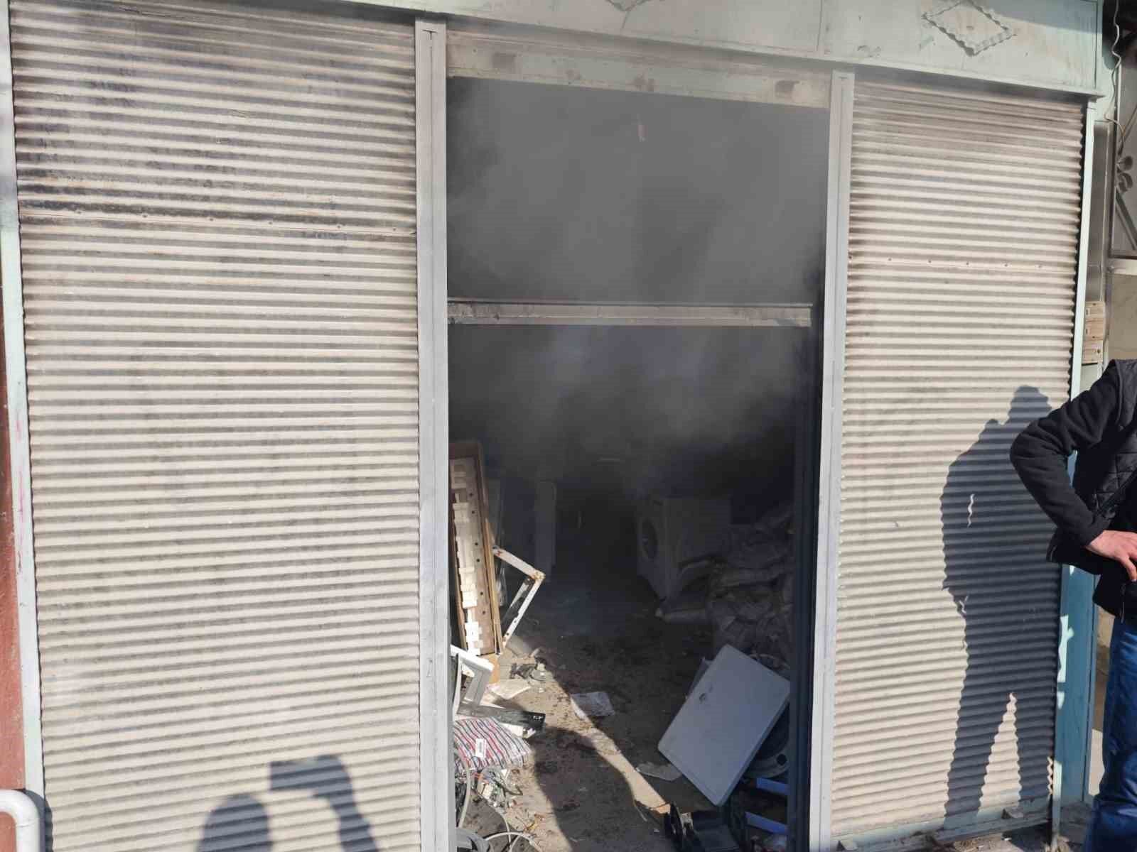 Doğubayazıt’ta depo yangını