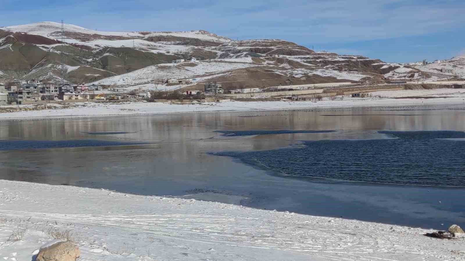 Van’daki Sıhke Göleti’nin yüzeyi kısmen dondu