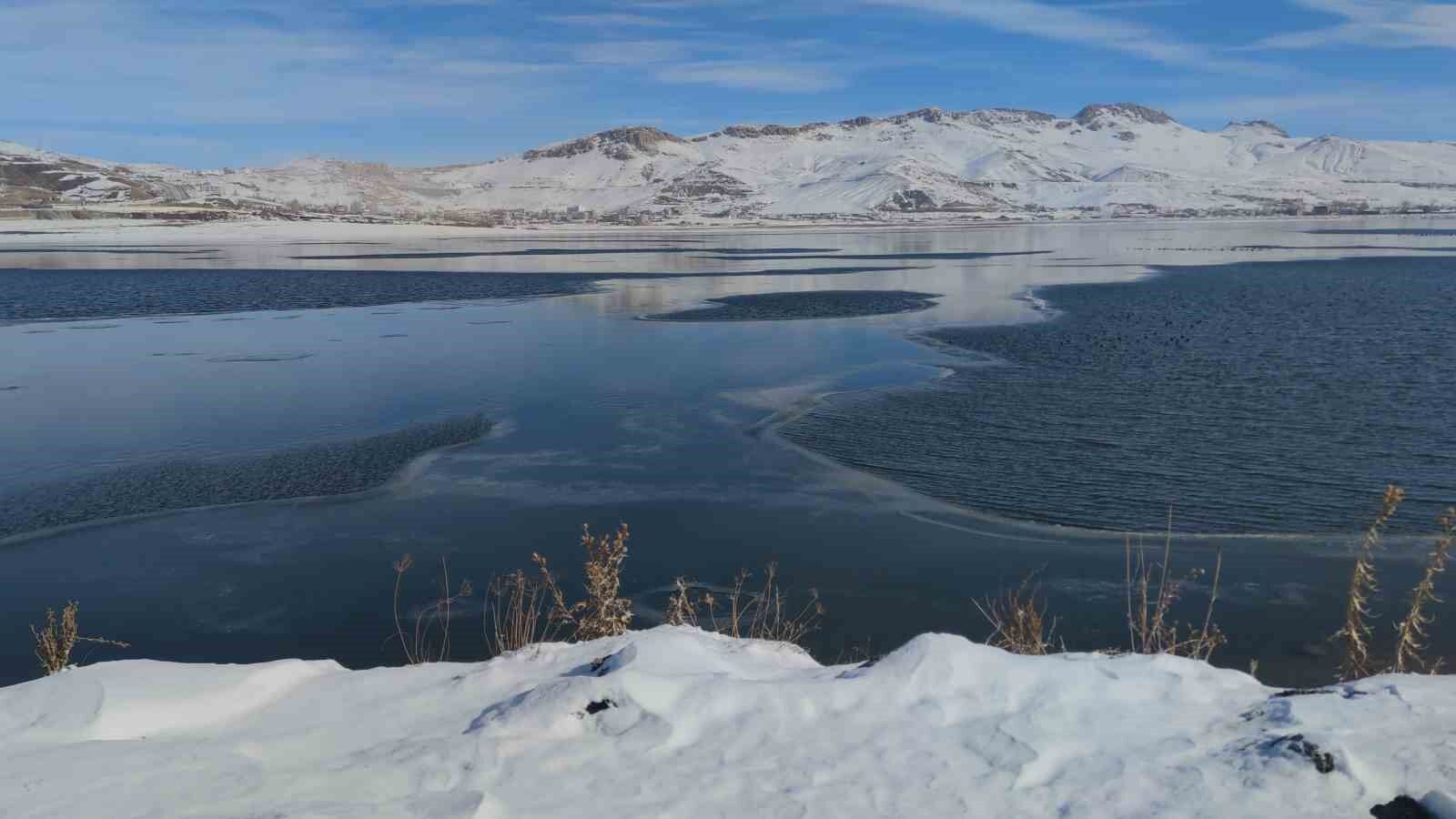 Van’daki Sıhke Göleti’nin yüzeyi kısmen dondu