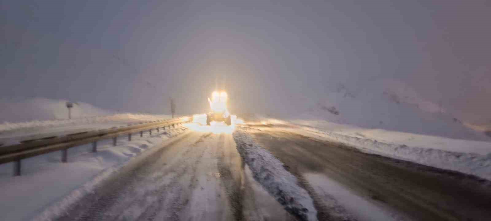 Yüksekova’da ekipler seferber oldu: Yolları kapanan köylerdeki 8 hastayı kurtardı