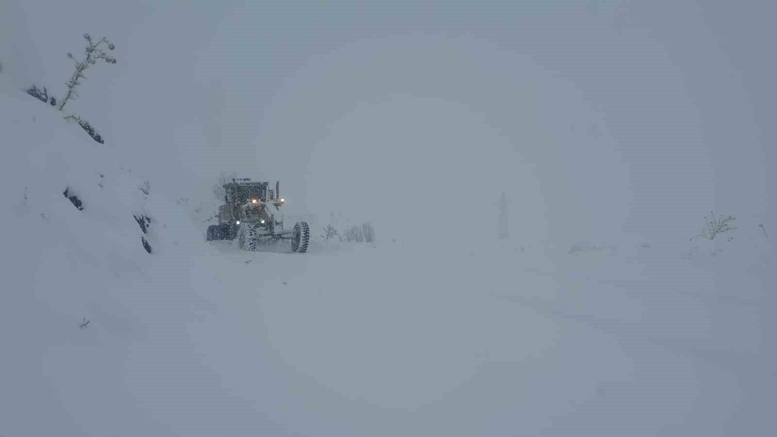 Yüksekova’da ekipler seferber oldu: Yolları kapanan köylerdeki 8 hastayı kurtardı