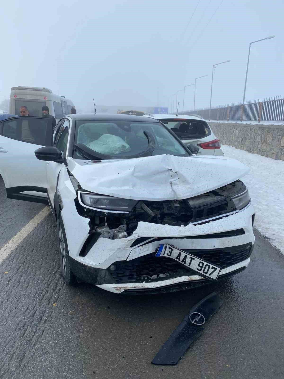 Bitlis’te zincirleme trafik kazası: 31 yaralı