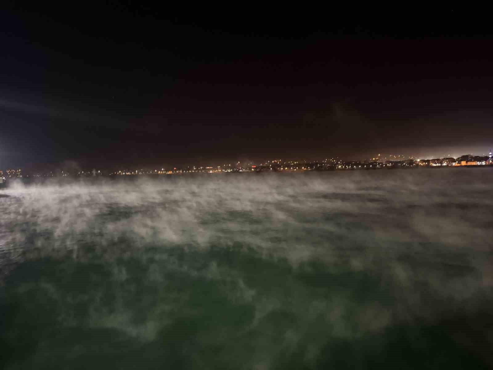 Van Gölü yüzeyinde buharlaşma ve sis ilginç görüntü oluşturdu