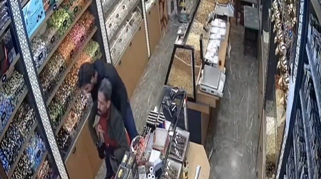 Nefessiz kaldı ‘Sırtıma vurun’ dedi, Heimlich manevrası ile hayata tutundu