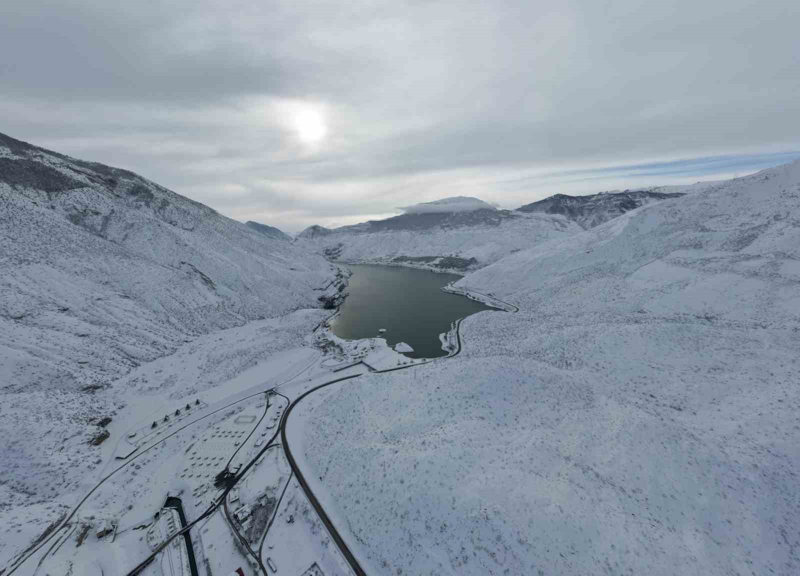 Tortum Şelalesi karla bütünleşti