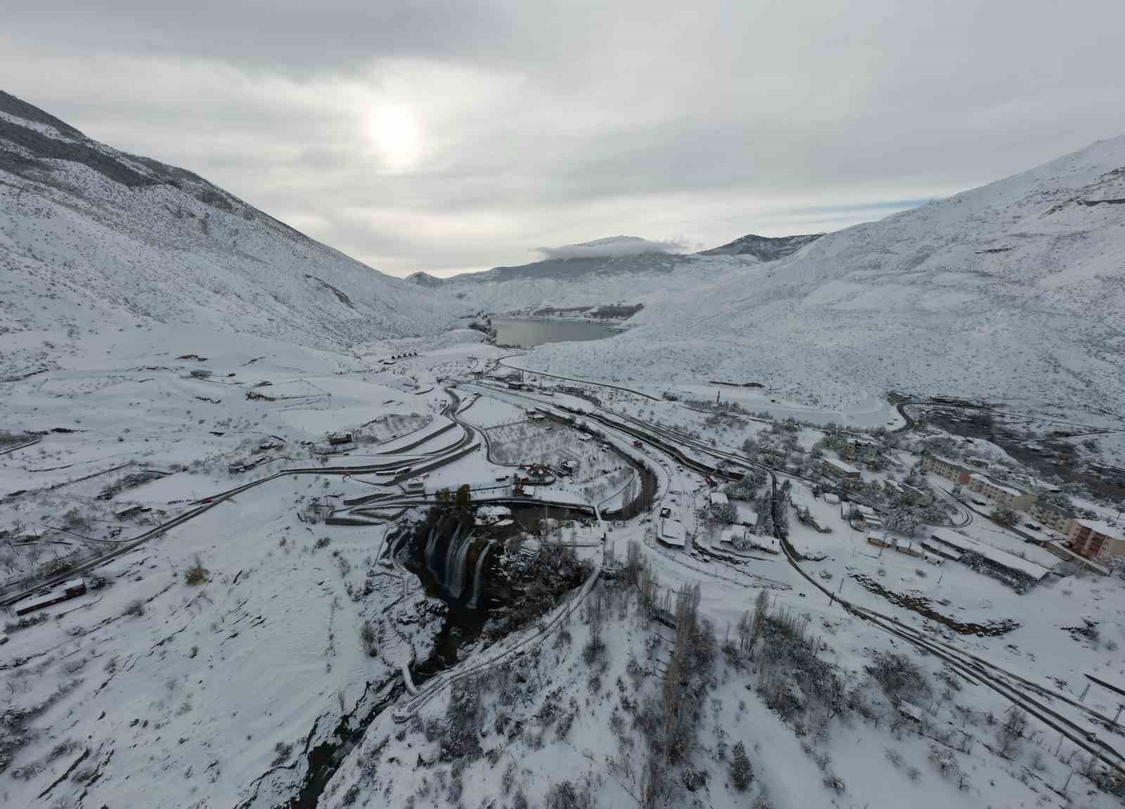 Tortum Şelalesi karla bütünleşti