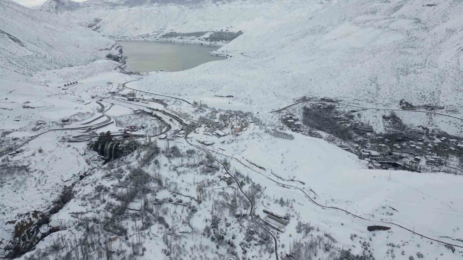 Tortum Şelalesi karla bütünleşti