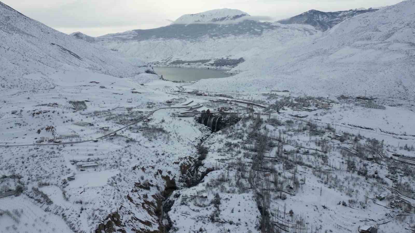 Tortum Şelalesi karla bütünleşti