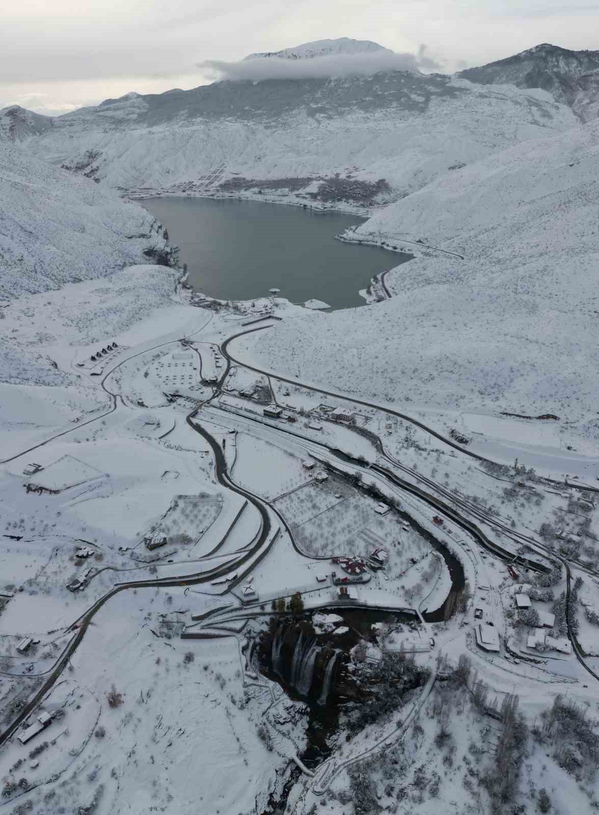 Tortum Şelalesi karla bütünleşti