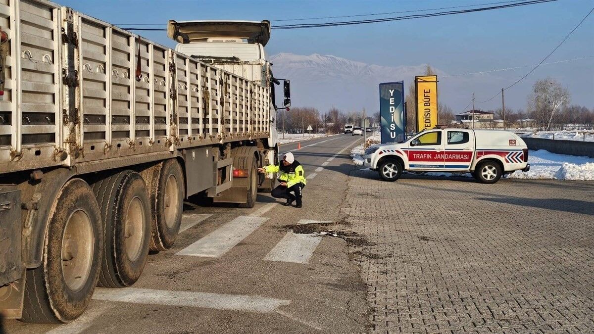 Trafik jandarmasından kış lastiği uygulaması denetimleri