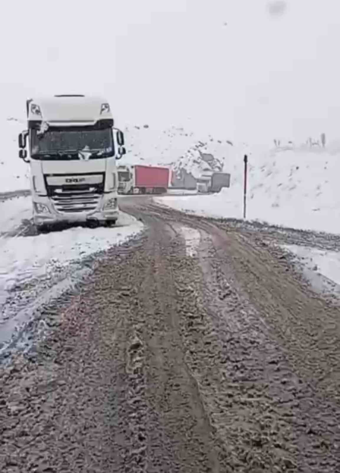 Yüksekova-Van kara yolunda çok sayıda tır mahsur kaldı