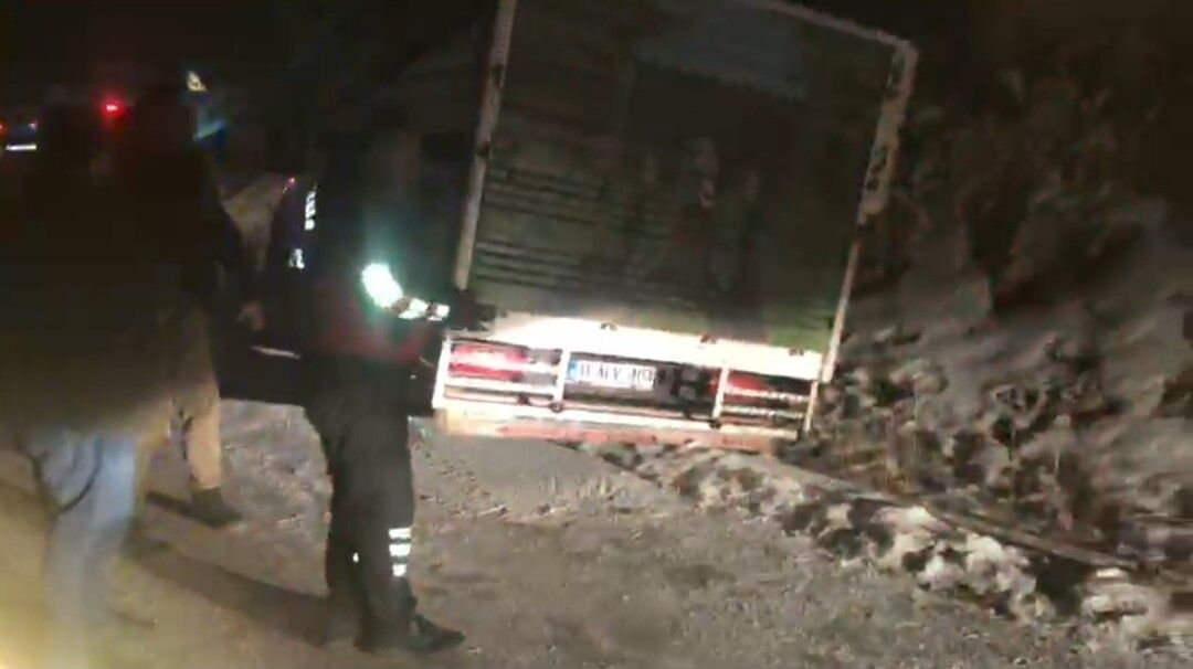 Van’da karda mahsur kalan 3 araç kurtarıldı