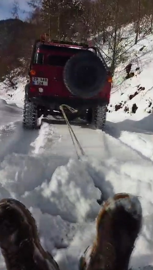 Kapalı köy yolunu eğlenceli bir yöntemle kendileri açtılar