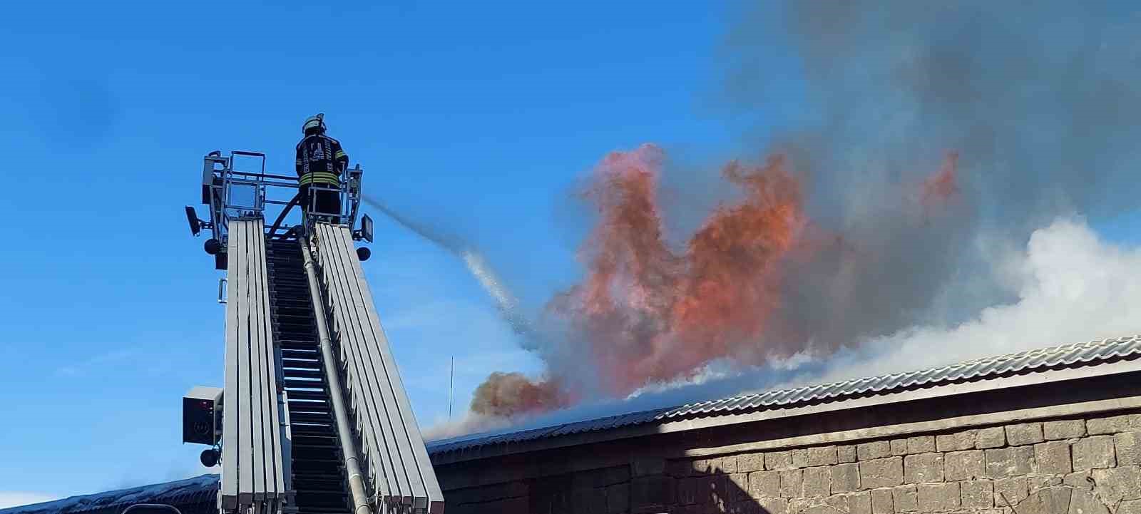 İtfaiye ekipleri tarihi binadaki yangını söndürmek için seferber oldu