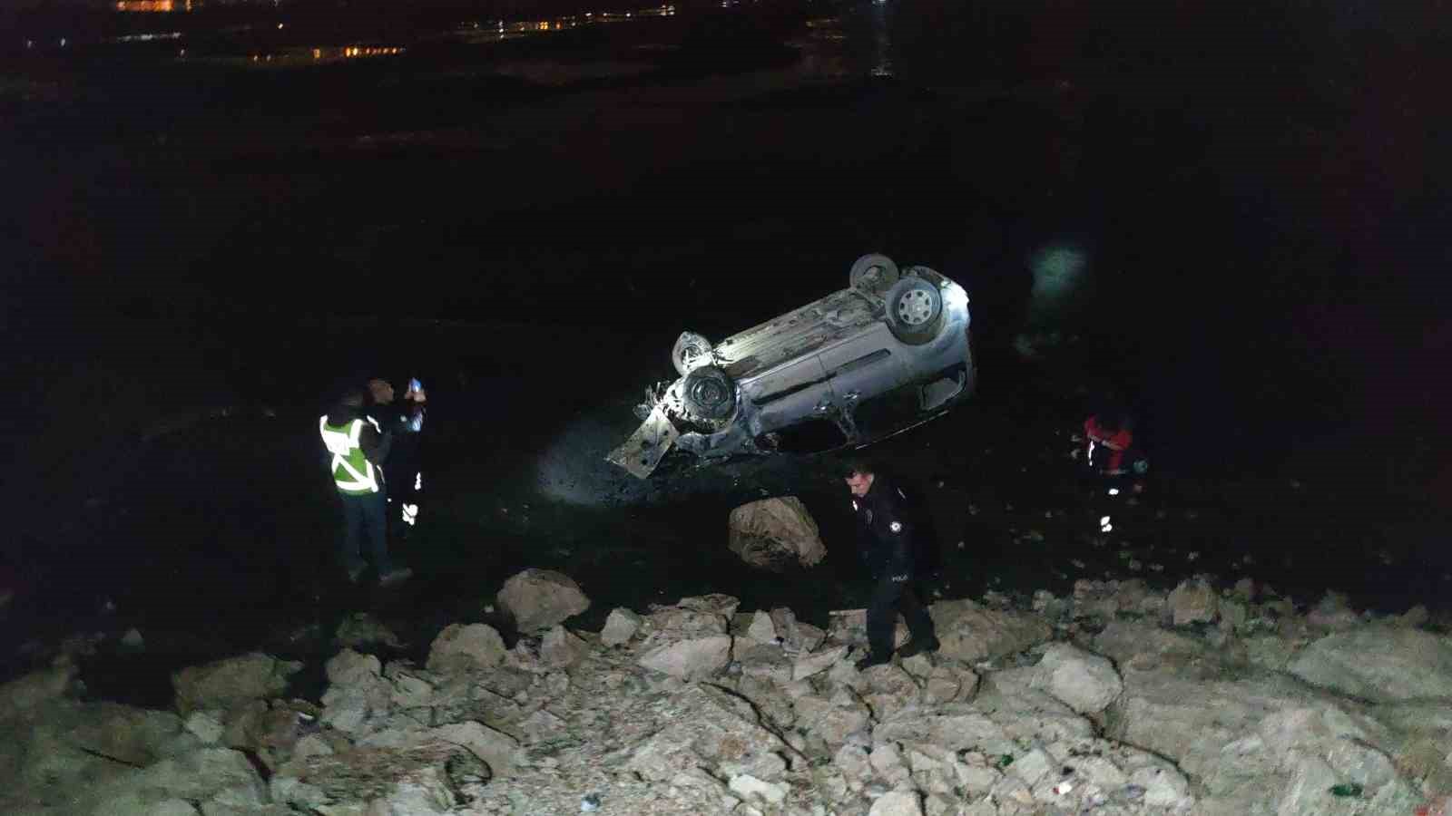 Van’da kamyonet göle uçtu: 2 yaralı