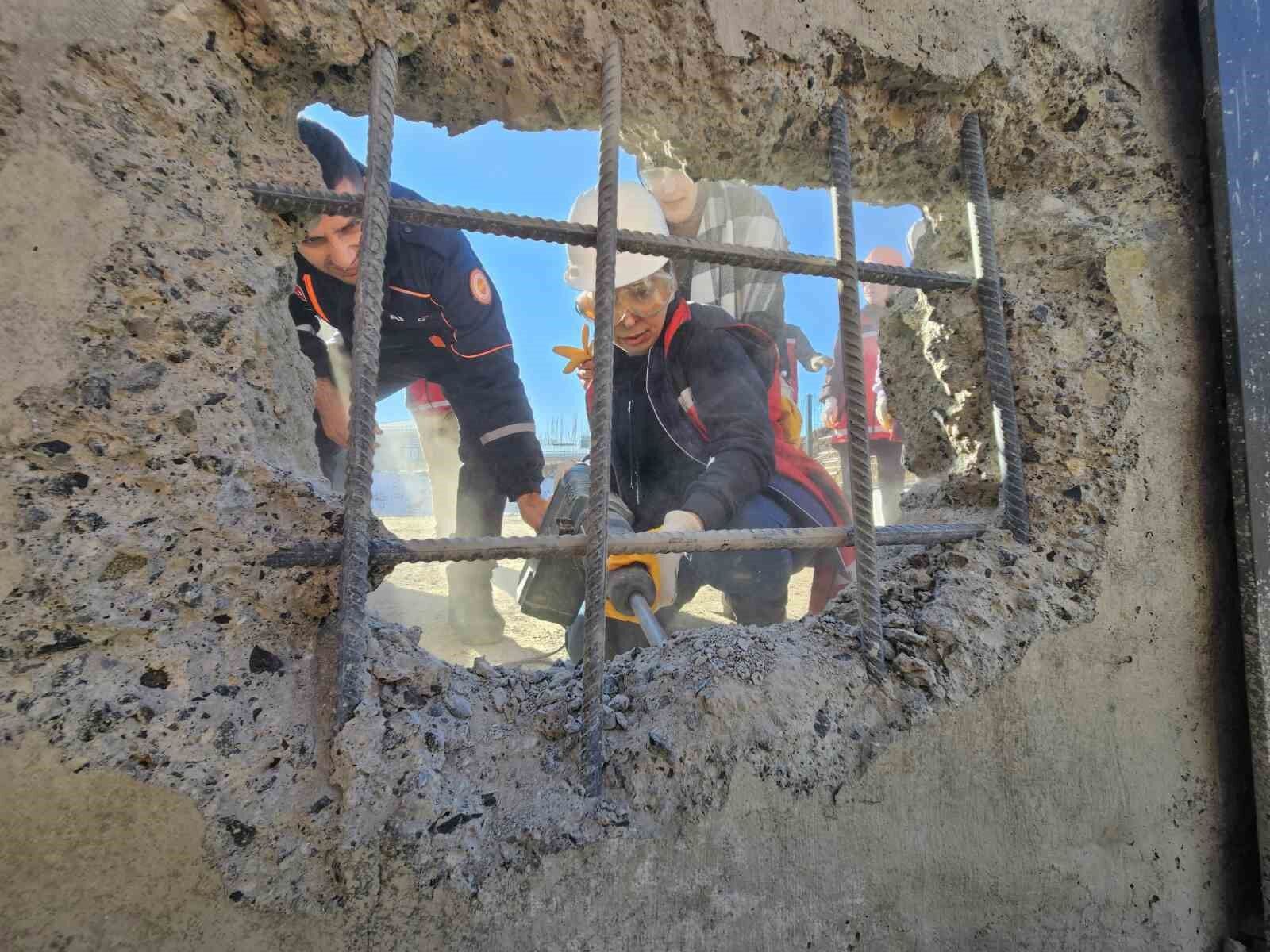 Bingöl’de gönüllülere depremde arama kurtarma eğitimi verildi