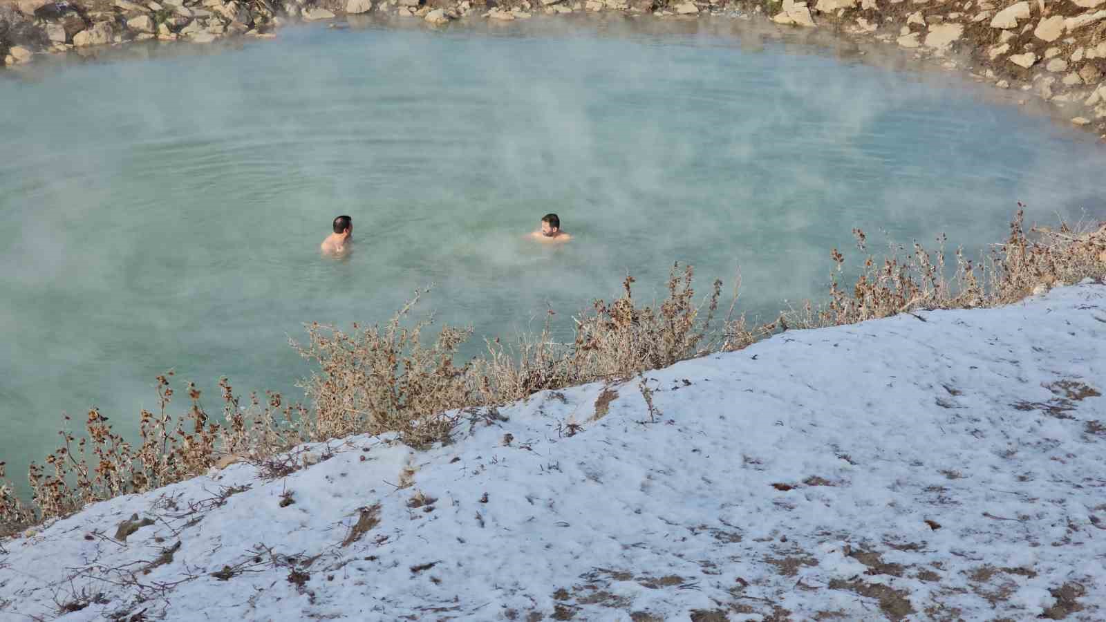 Buz gibi havada kaplıca keyfi yapıyorlar