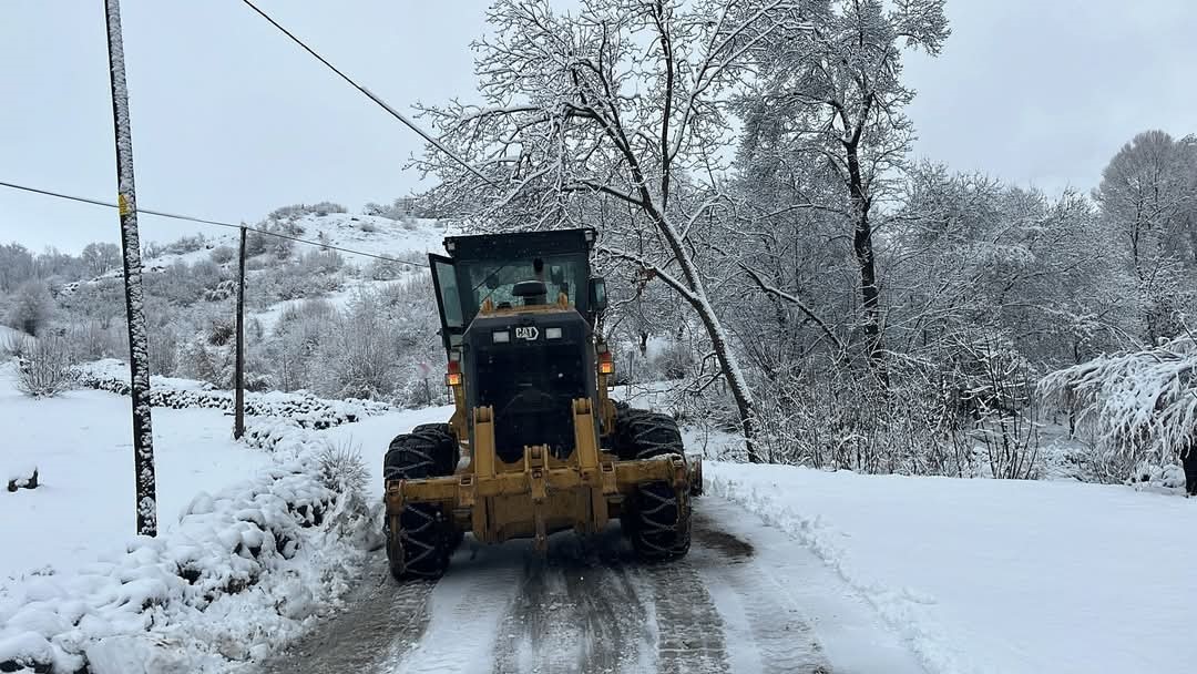 Elazığ’da kar nedeni ile köyde mahsur kalan hasta, yol açılarak hastaneye yetiştirildi