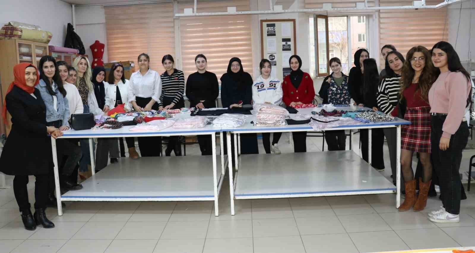 Van’da moda tasarım öğrencileri ihtiyaç sahibi olanlar için dikiyorlar