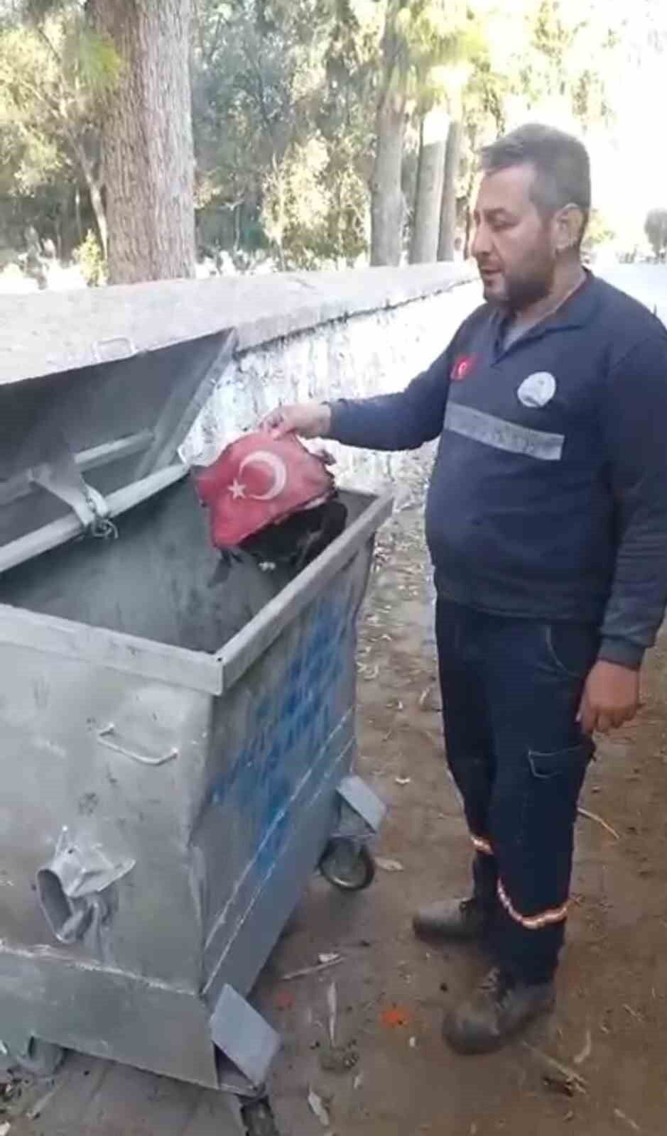Temizlik işçisi yanmak üzere olan bayrağı çöpten aldı