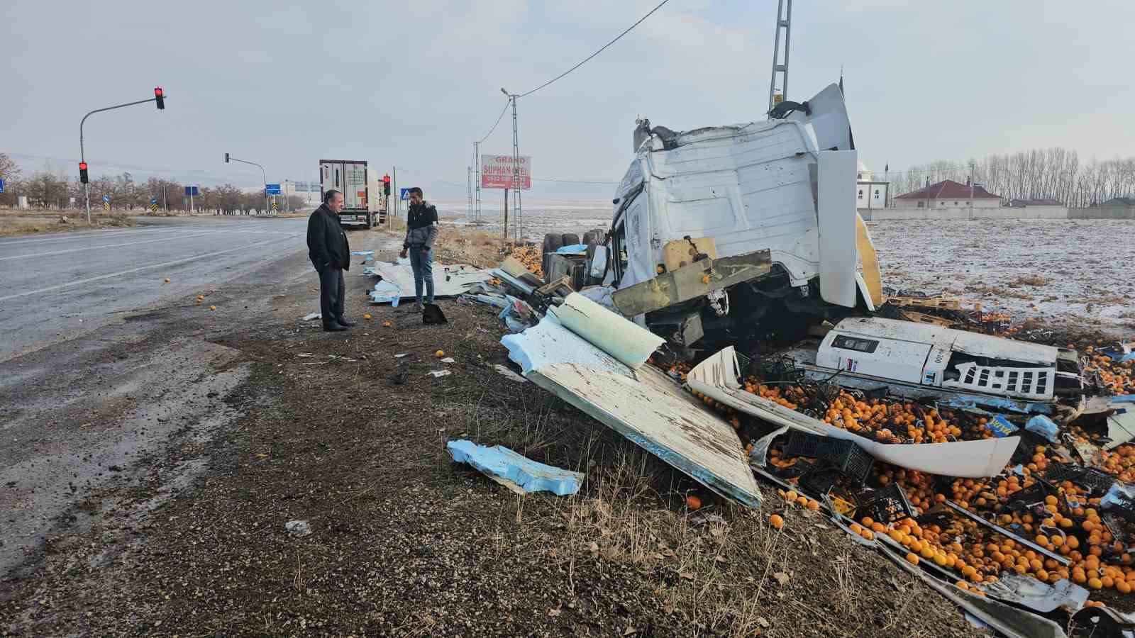 Portakal yüklü tır devrildi: 1 yaralı