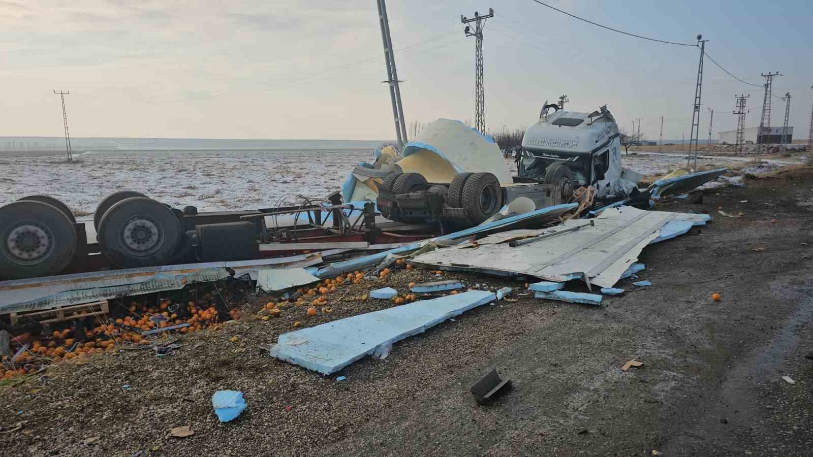 Portakal yüklü tır devrildi: 1 yaralı