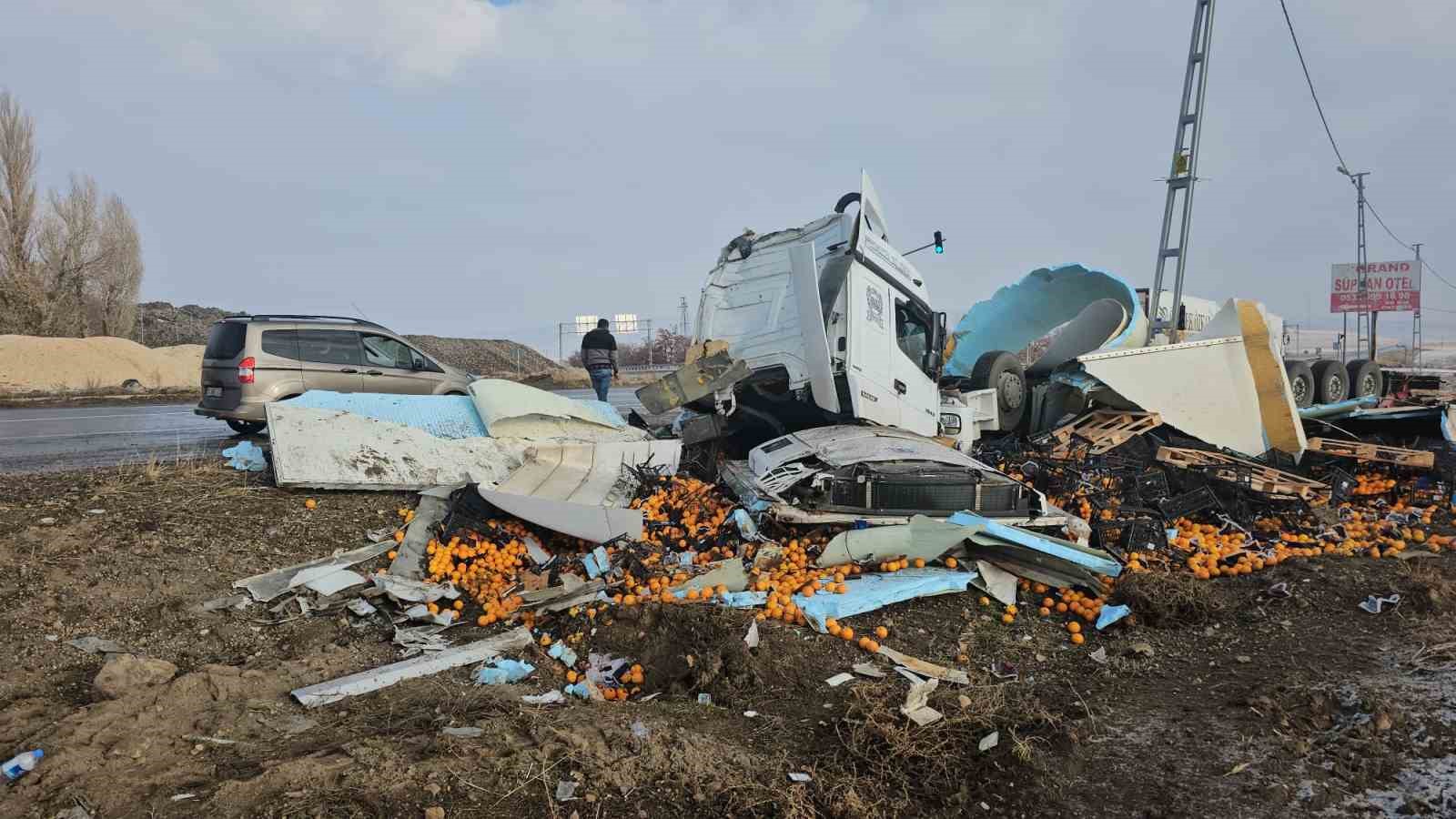 Portakal yüklü tır devrildi: 1 yaralı