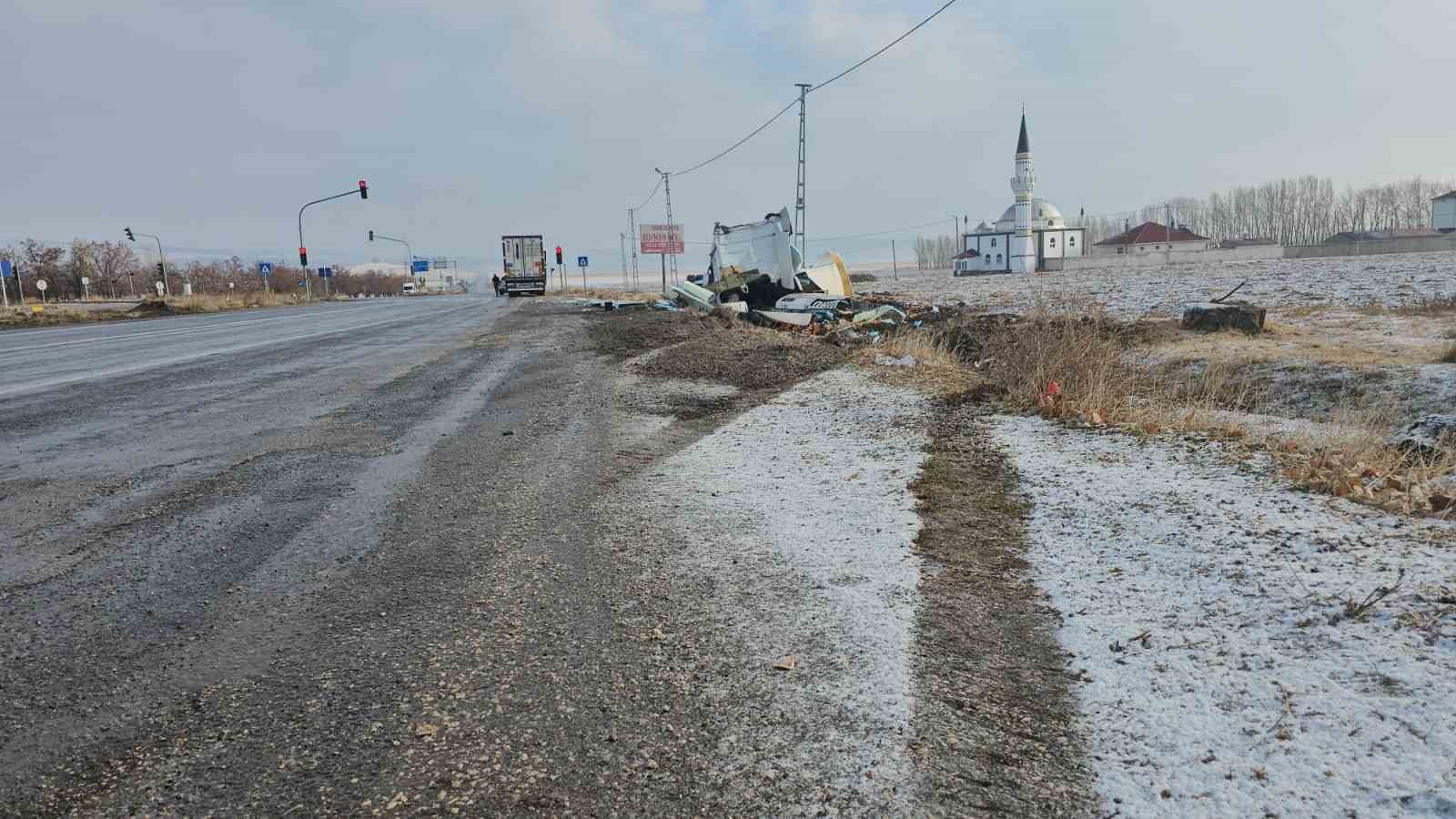 Portakal yüklü tır devrildi: 1 yaralı