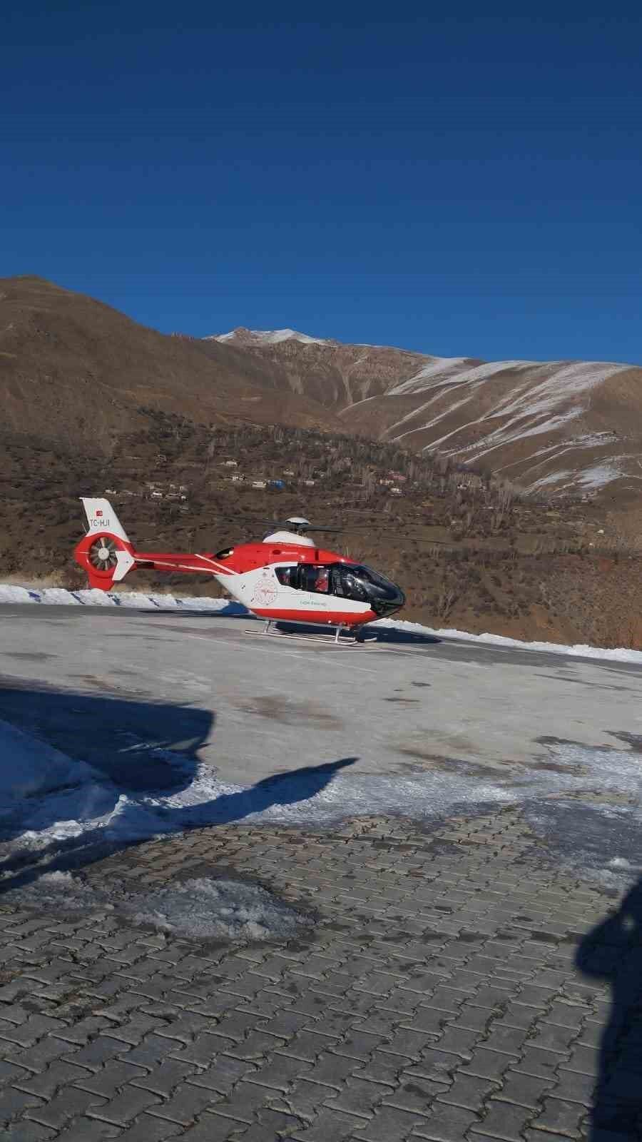 Çatak’ta serebrovasküler tedavisi gören hasta ambulans helikopterle Van’a getirildi