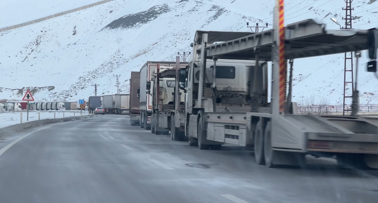 Türkiye-İran sınırında 10 kilometrelik tır kuyruğu oluştu