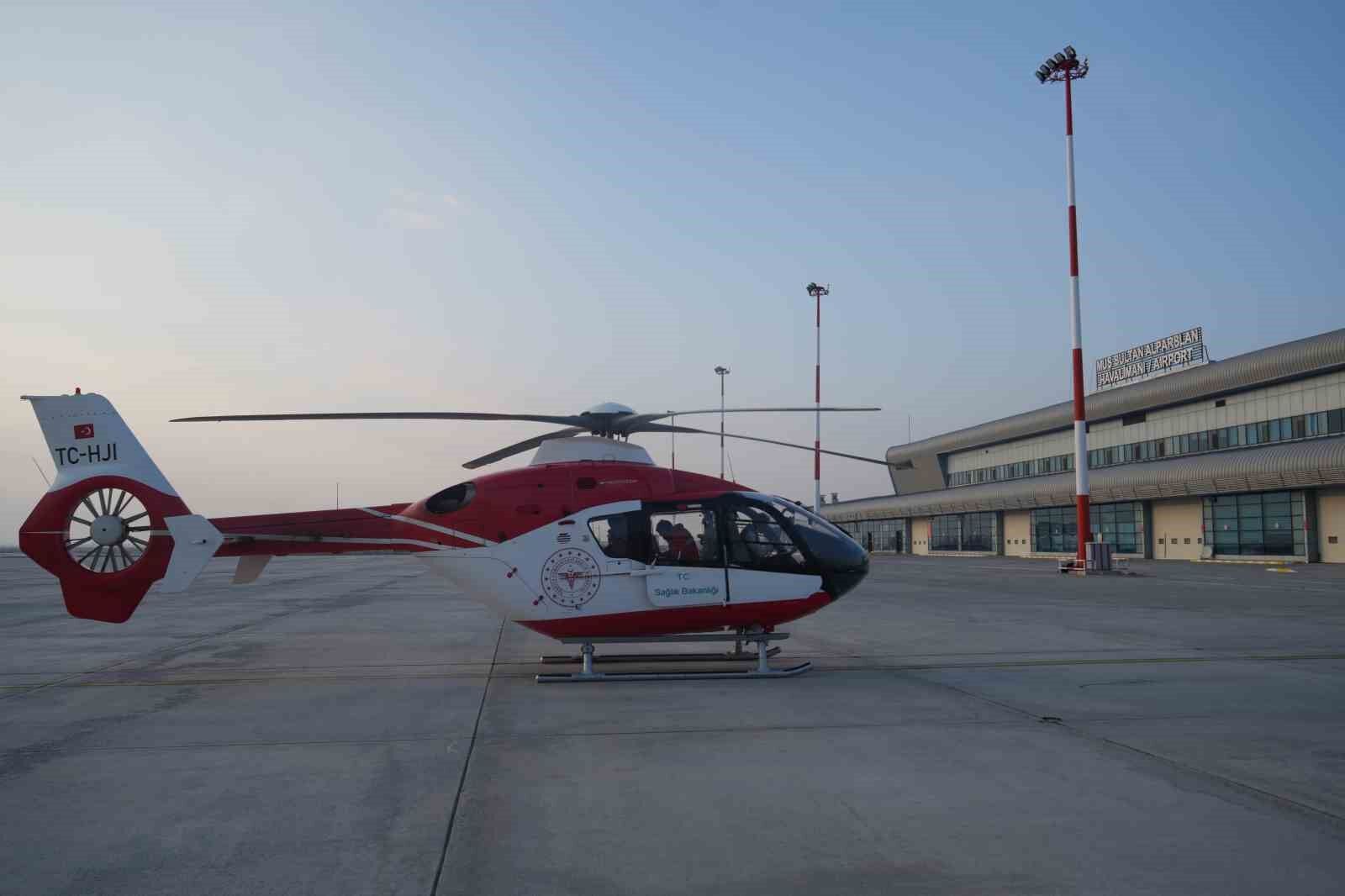 Ambulans helikopter bir günlük bebek için havalandı