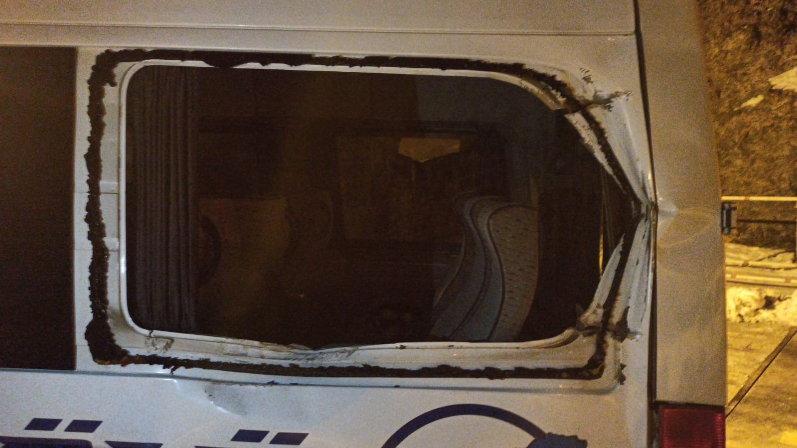 Hakkari’de minibüsün üzerine kaya parçası düştü: 12 yaşındaki çocuk ağır yaralandı