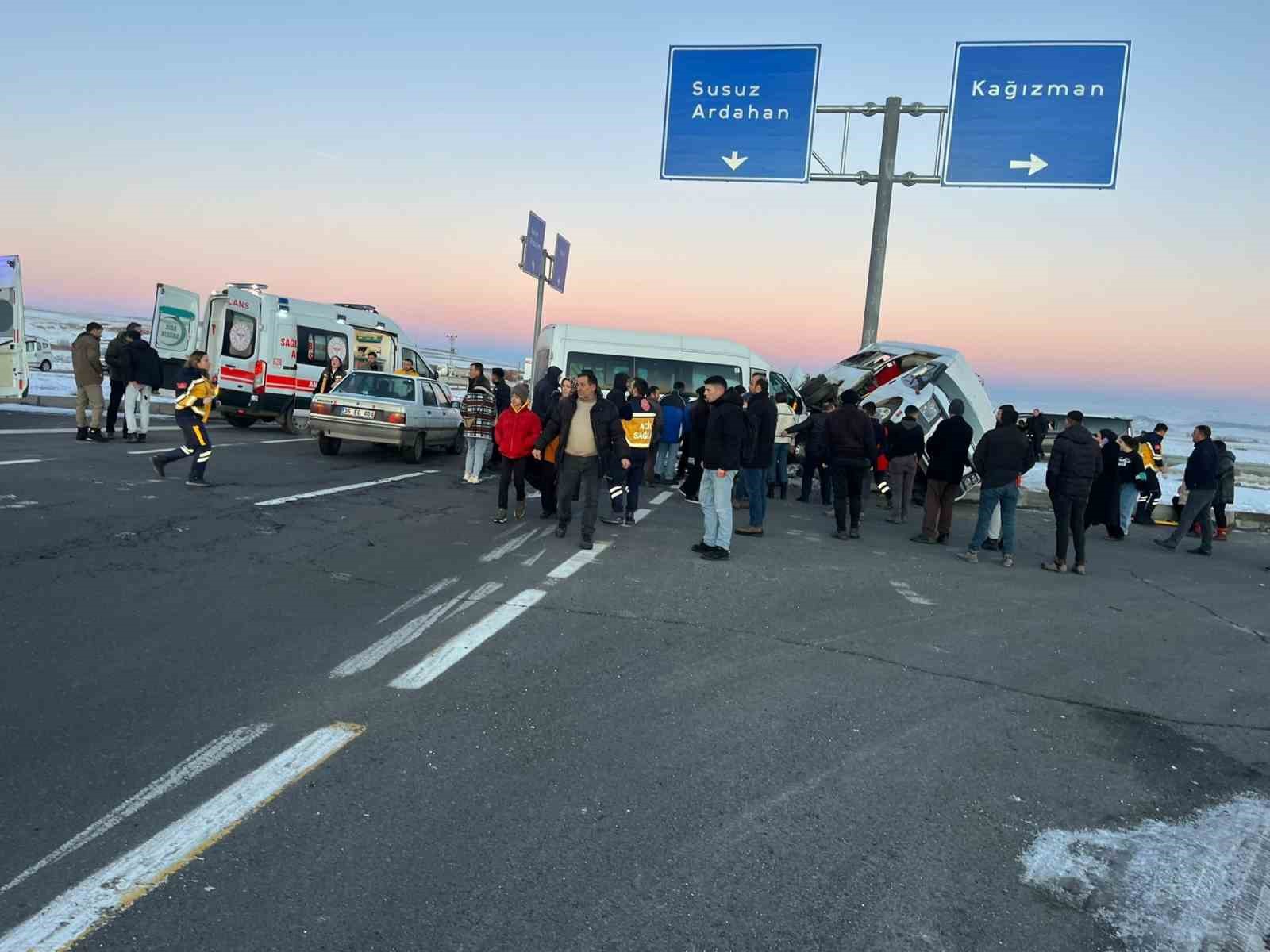 Kars’ta iki minibüs çarpıştı: 13 yaralı