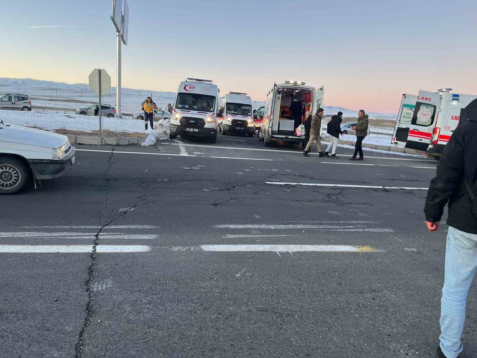 Kars’ta iki minibüs çarpıştı: 13 yaralı