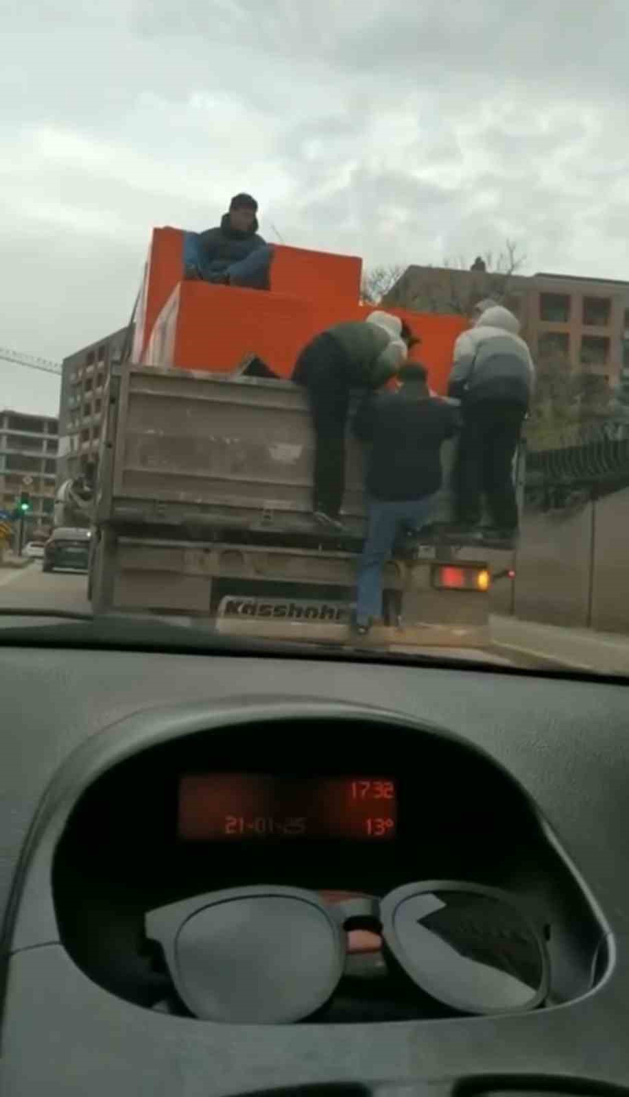 Gençlerin tehlikeli yolculuğu kamerada