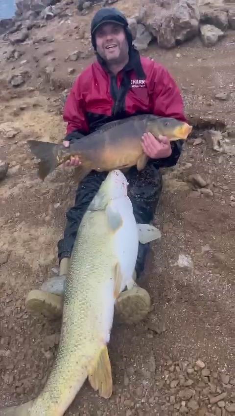 Barajda tuttuğu 30 kiloluk balığı bebek gibi ayağında sallayıp ninni söyledi