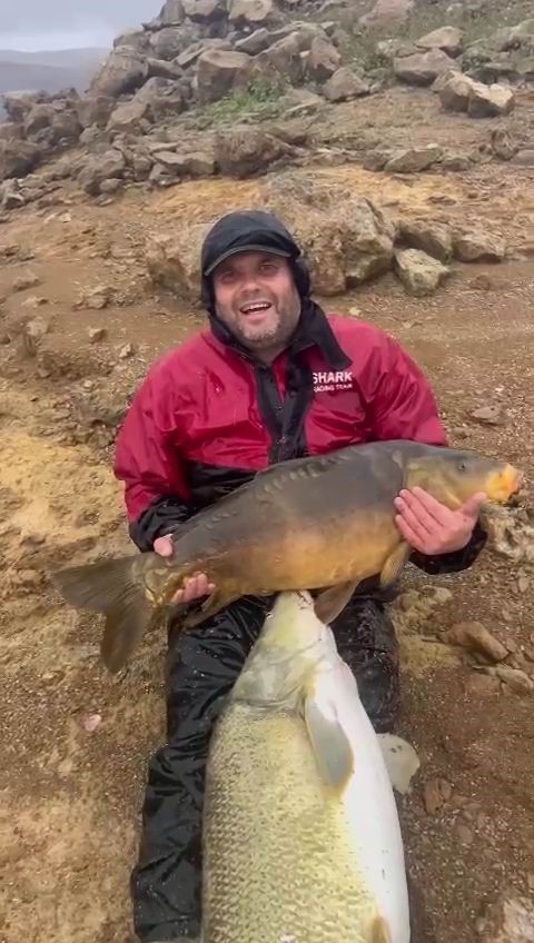 Barajda tuttuğu 30 kiloluk balığı bebek gibi ayağında sallayıp ninni söyledi