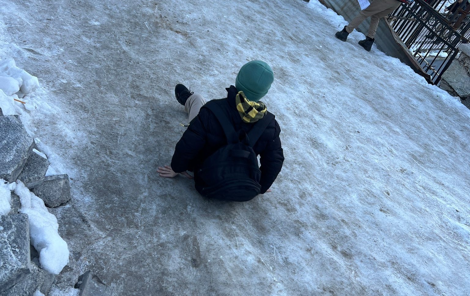 Hakkari’de Sibirya soğukları: Yollar ve merdivenler buz tuttu